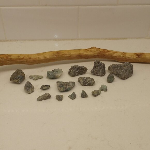 17 pieces, small raw/rough Emeralds - Picture 2 of 4